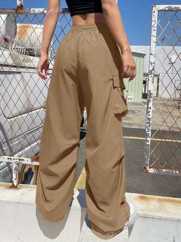 Pantalones con bolsillo lateral con solapa de cintura con cordón paracaídas