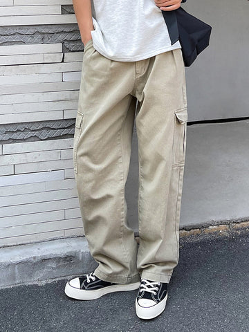 Pantalones cargo con bolsillo lateral con solapa Pantalones cargo con bolsillo lateral con solapa