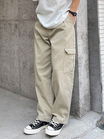 Pantalones cargo con bolsillo lateral con solapa Pantalones cargo con bolsillo lateral con solapa