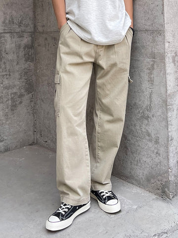 Pantalones cargo con bolsillo lateral con solapa Pantalones cargo con bolsillo lateral con solapa