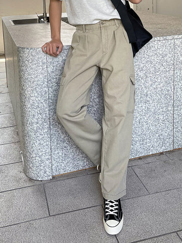 Pantalones cargo con bolsillo lateral con solapa Pantalones cargo con bolsillo lateral con solapa