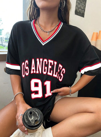 Camiseta de hombros caídos con estampado de letra ribete de rayas