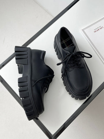 Zapatos de plataforma Oxford negros con cordones minimalistas para mujer