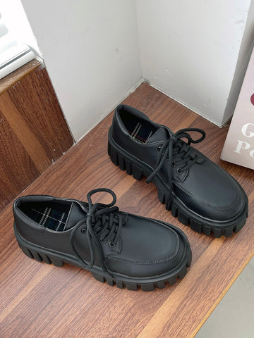 Zapatos de plataforma Oxford negros con cordones minimalistas para mujer