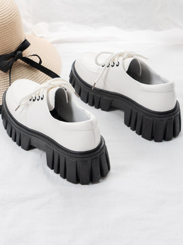 Zapatos de plataforma Oxford negros con cordones minimalistas para mujer