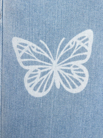 Jeans Rectos Con Dobladillo Crudo Y Estampado De Mariposas