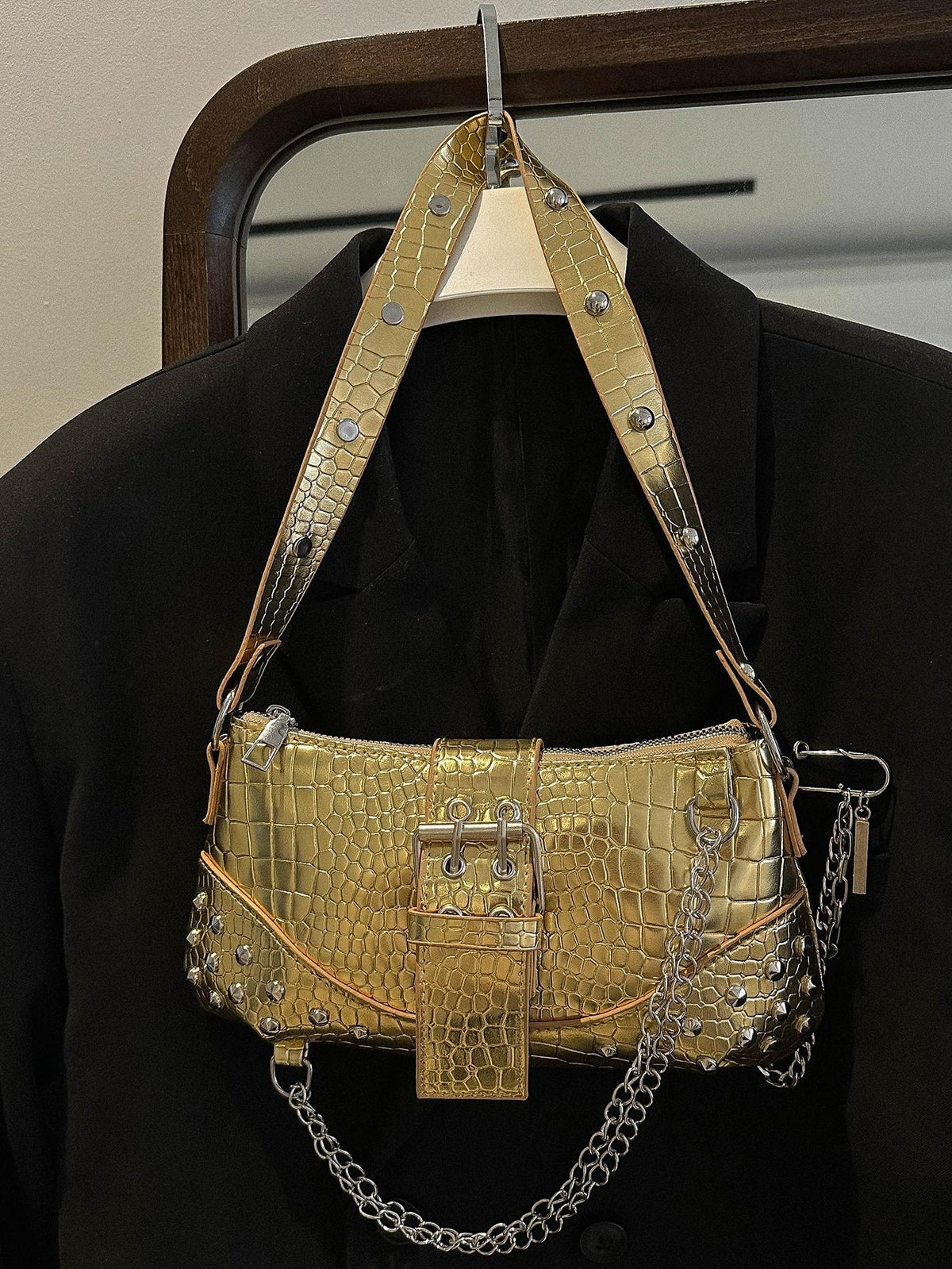 Bolso con remaches de color plateado con tachuelas en relieve con patrón de cocodrilo  con cremallera de PU brillante