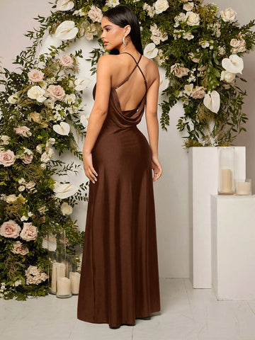Vestido de dama de honor de espalda abierta con tira cruzada de muslo con abertura de satén