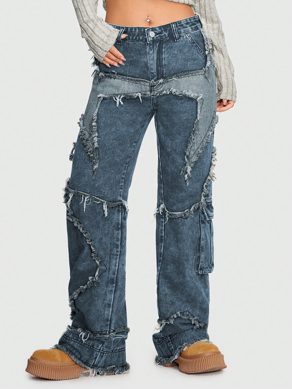 Jeans cargo ribete crudo con bolsillo lateral con solapa