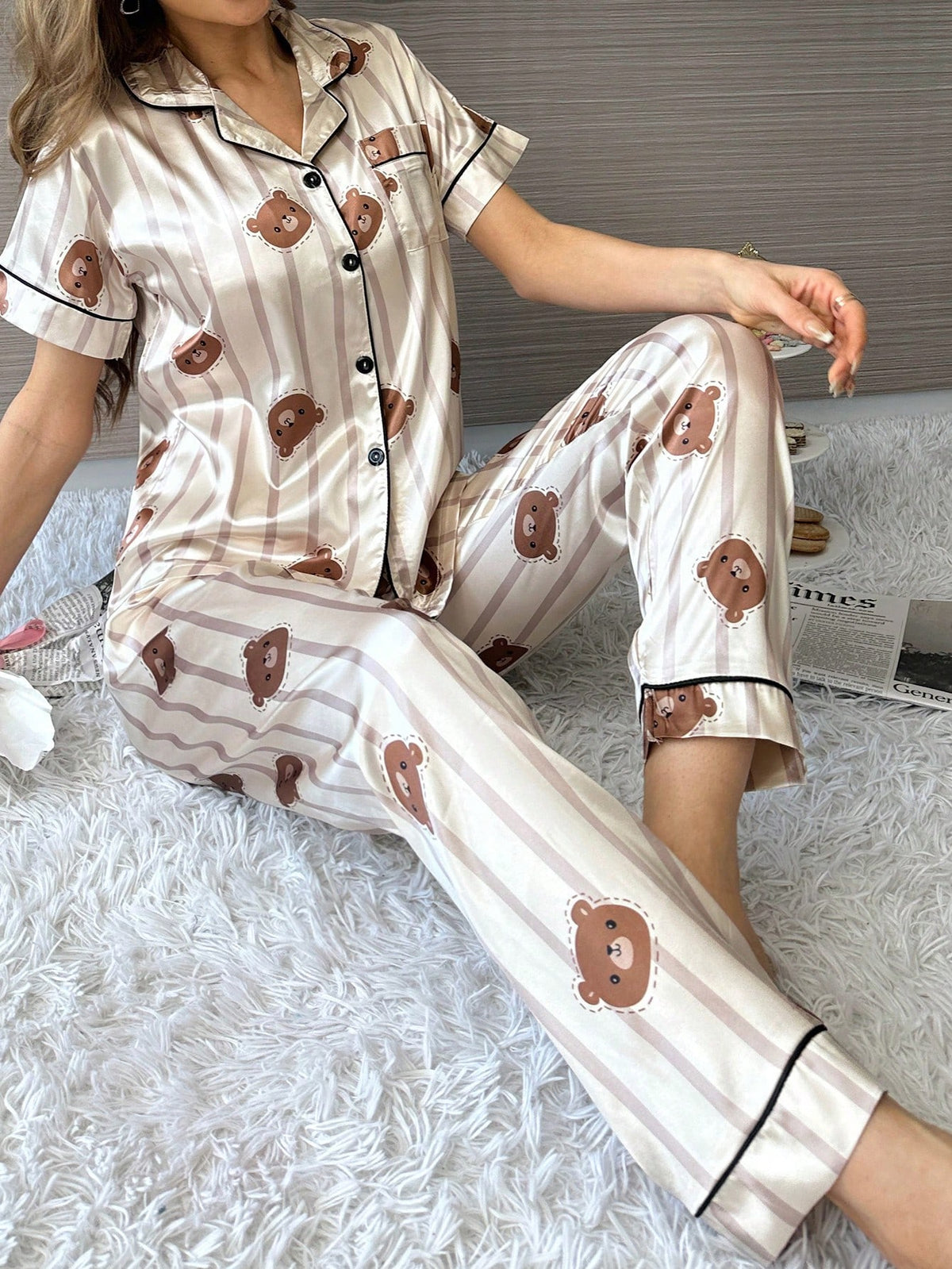 Conjunto De Pijama De Seda Simulada Con Estampado De Oso Con Rayas Y Detalles De Contraste