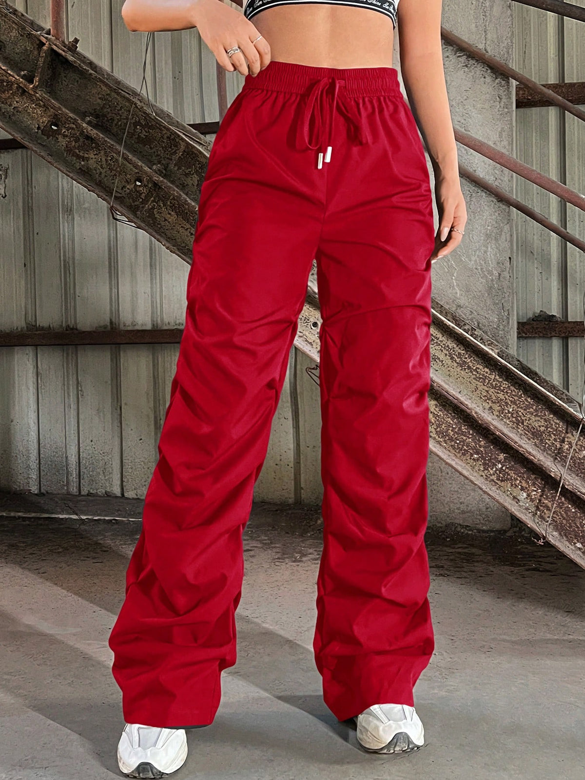 Pantalones largos rectos de pierna ancha de parachute plateados con revestimiento de PU para Y2K con cintura elástica y bolsillos