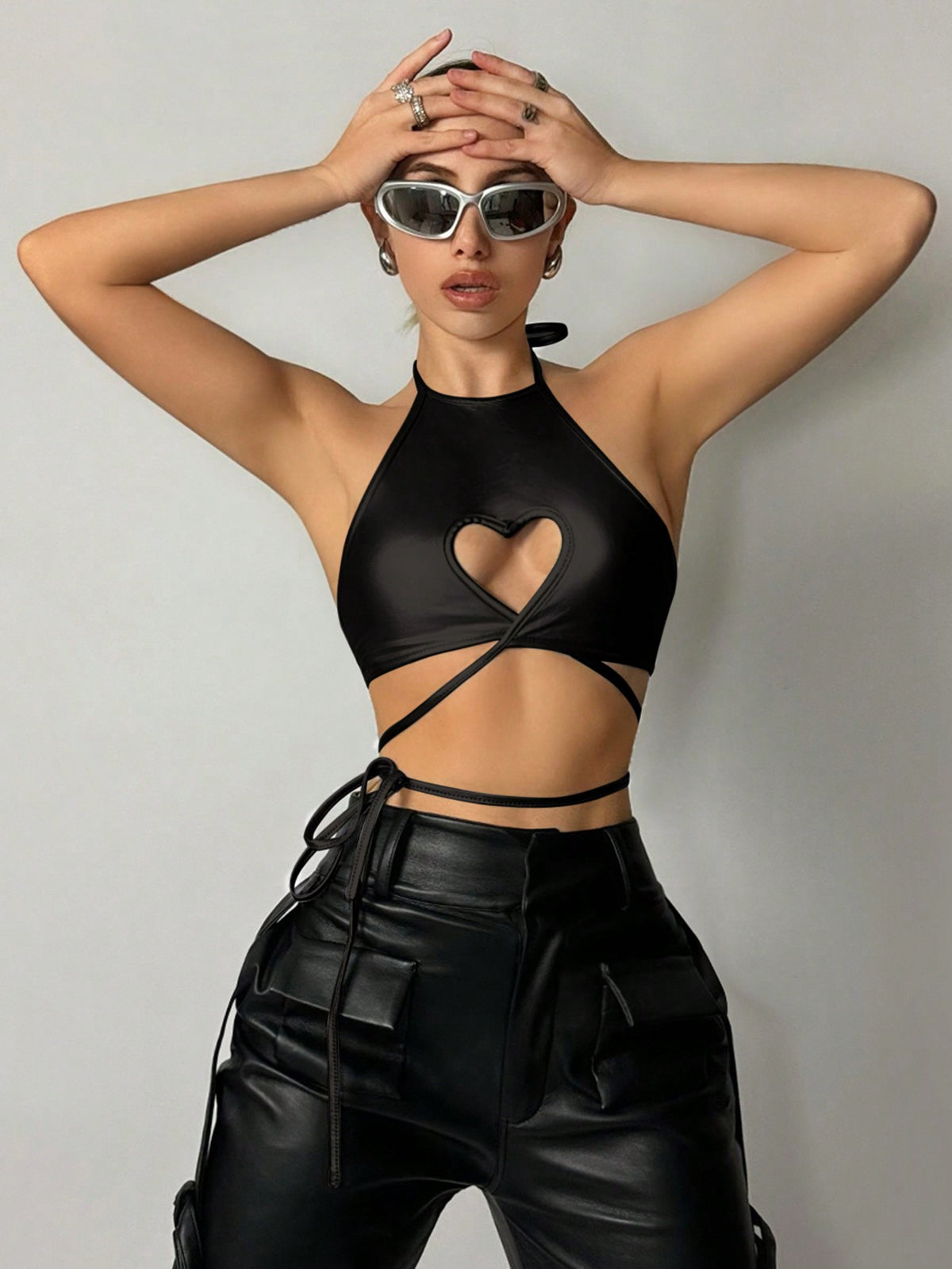 Top halter con forma de corazón hueco metálico y atado en cruz