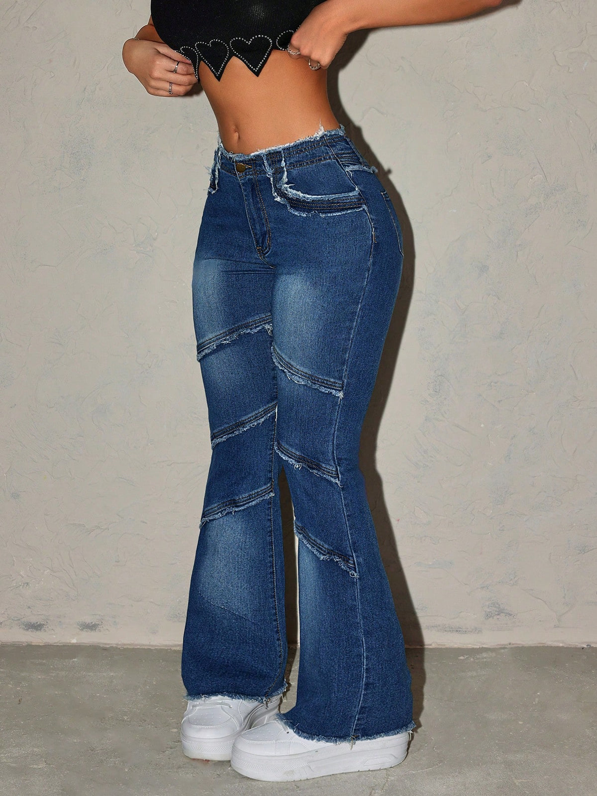 Jeans Acampanados De Lavado Con Agua Y Dobladillo Deshilachado