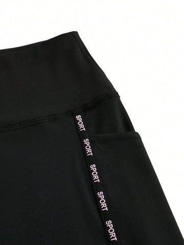 Conjunto deportivo de dos piezas de unicolor que incluye camiseta sin mangas, camiseta de manga corta y mallas