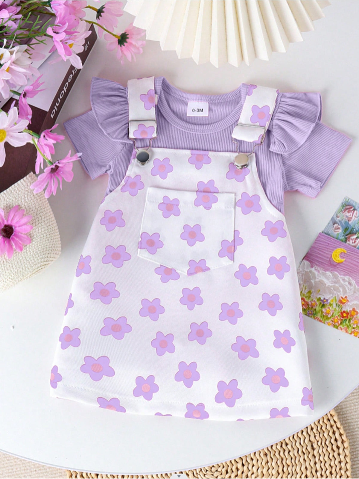 Conjunto de 2 piezas de lindo mameluco de manga corta  y falda para el verano con estampado impreso