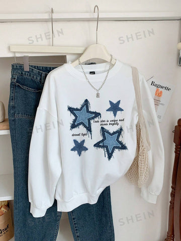 Sudadera en color blanco con estampado de estrellas azules, cuello redondo, mangas largas y apliques decorativos