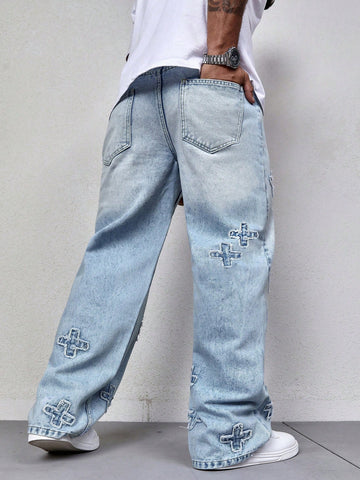 Jeans de pierna ancha para hombre con parche cruzado y dobladillo deshilachado, estilo baggy