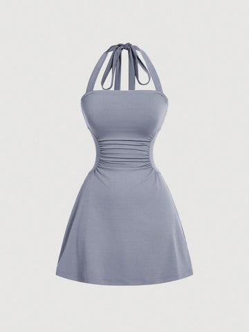 Vestido A-Line gris con cuello halter y cintura ajustada