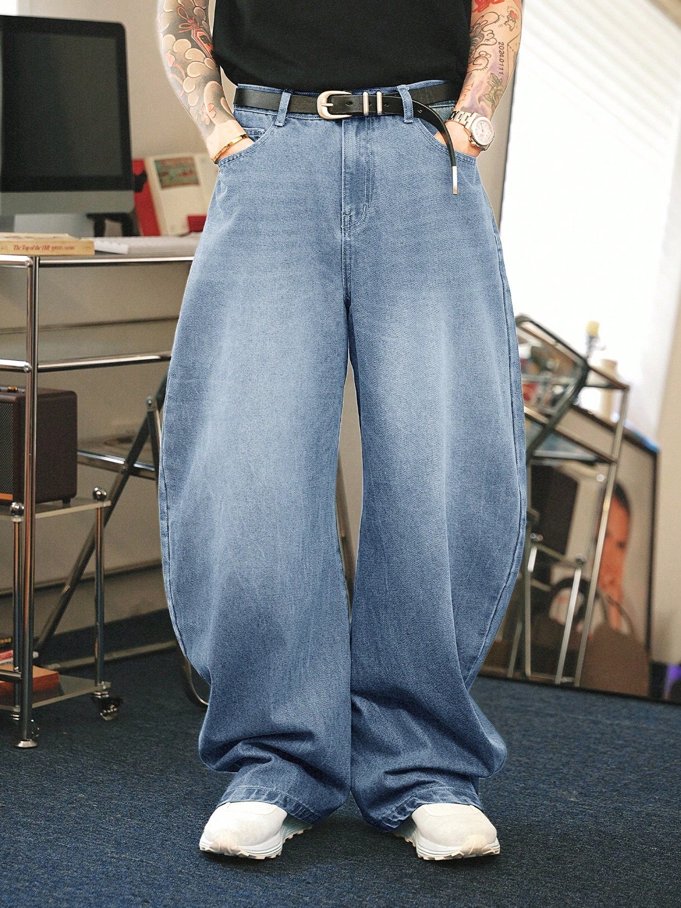 Jeans anchos y sueltos de mezclilla desgastados en color azul