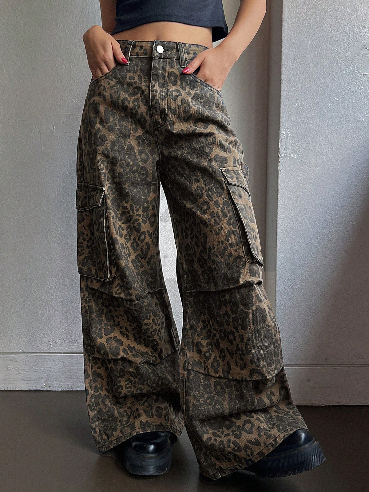 Pantalones de carga de mujer con estampado de leopardo, pantalones vaqueros con bolsillos grandes