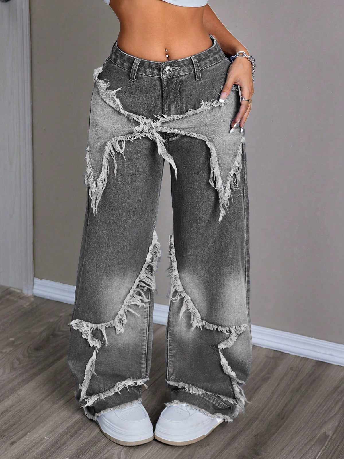 Jeans de pierna ancha con patrón de estrella de bloque de color contrastante y dobladillo deshilachado de moda