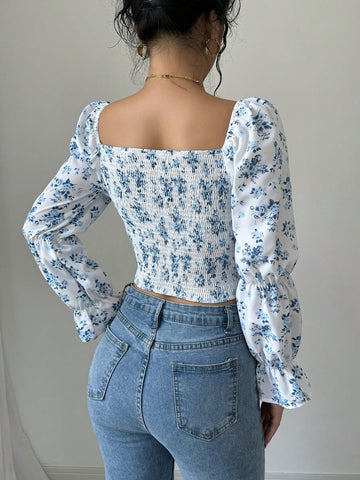 Blusa con cuello cuadrado, manga acampanada, cordón y estampado floral