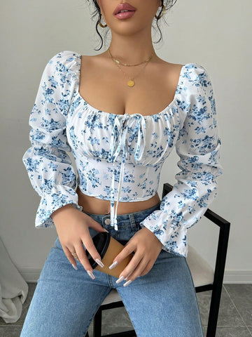 Blusa con cuello cuadrado, manga acampanada, cordón y estampado floral