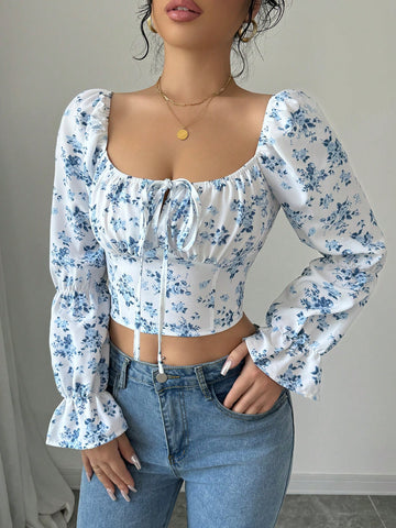 Blusa con cuello cuadrado, manga acampanada, cordón y estampado floral