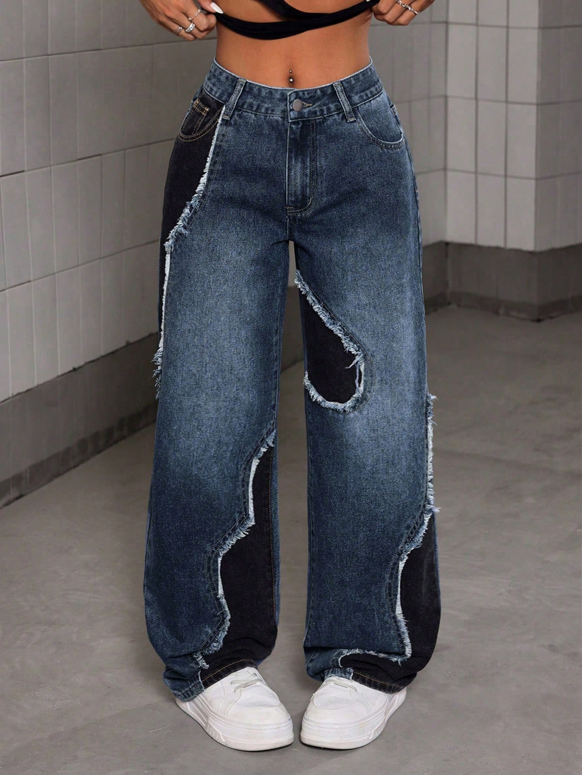 Pantalones vaqueros holgados de pierna ancha, con parches y bordes deshilachados