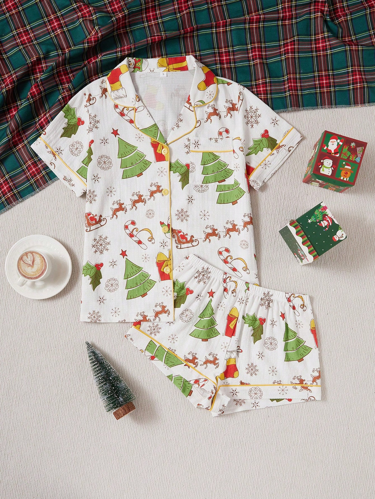 Pijama de pantalón corto con estampado navideño y manga corta
