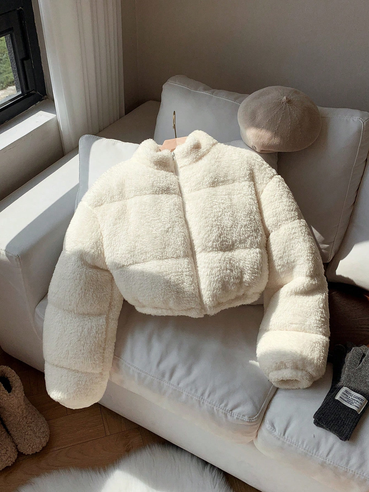 Chaqueta corta acolchada de invierno para mujer con cuello de pie y forro de sherpa polar
