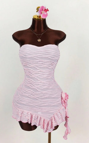 Vestido de tirantes mini con borde de volantes asimétrico