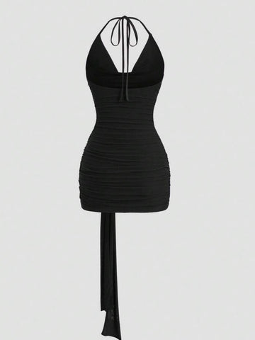 Vestido con hebilla metálica