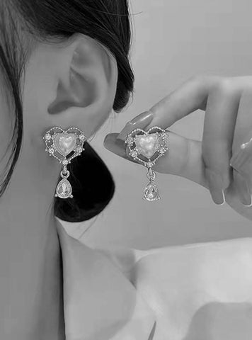 Pendientes largos con diseño de diamante de imitación y perla artificial con corazón