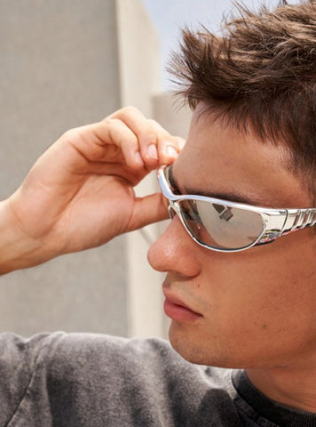 Gafas de moda unisex con montura plateada de estilo retro futurista