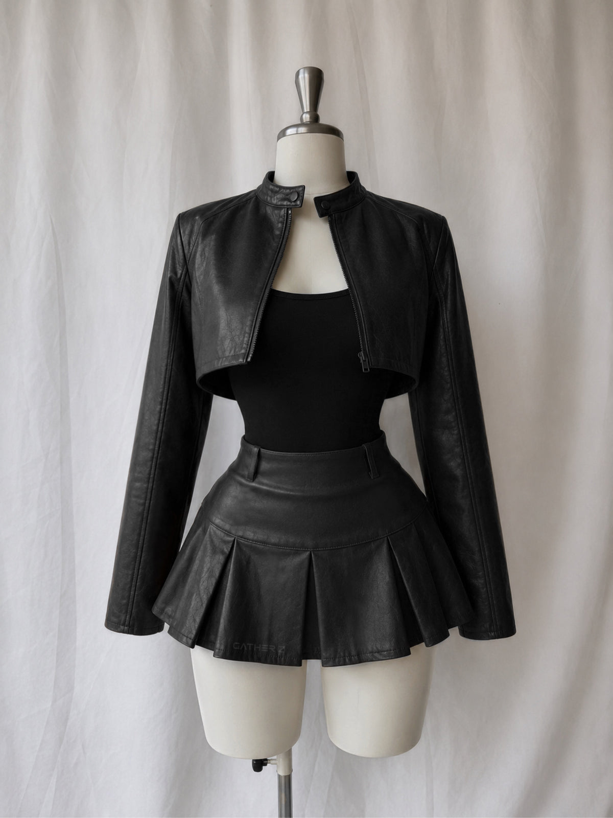Set de cuerina (incluye chaqueta y falda con short interno)