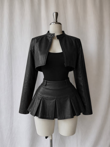Set de cuerina (incluye chaqueta y falda con short interno)