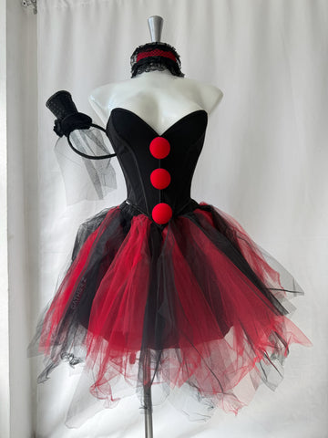 Disfraz payasa ref 02 (medias, sombrero, cuello, tutú , corset con pompones)