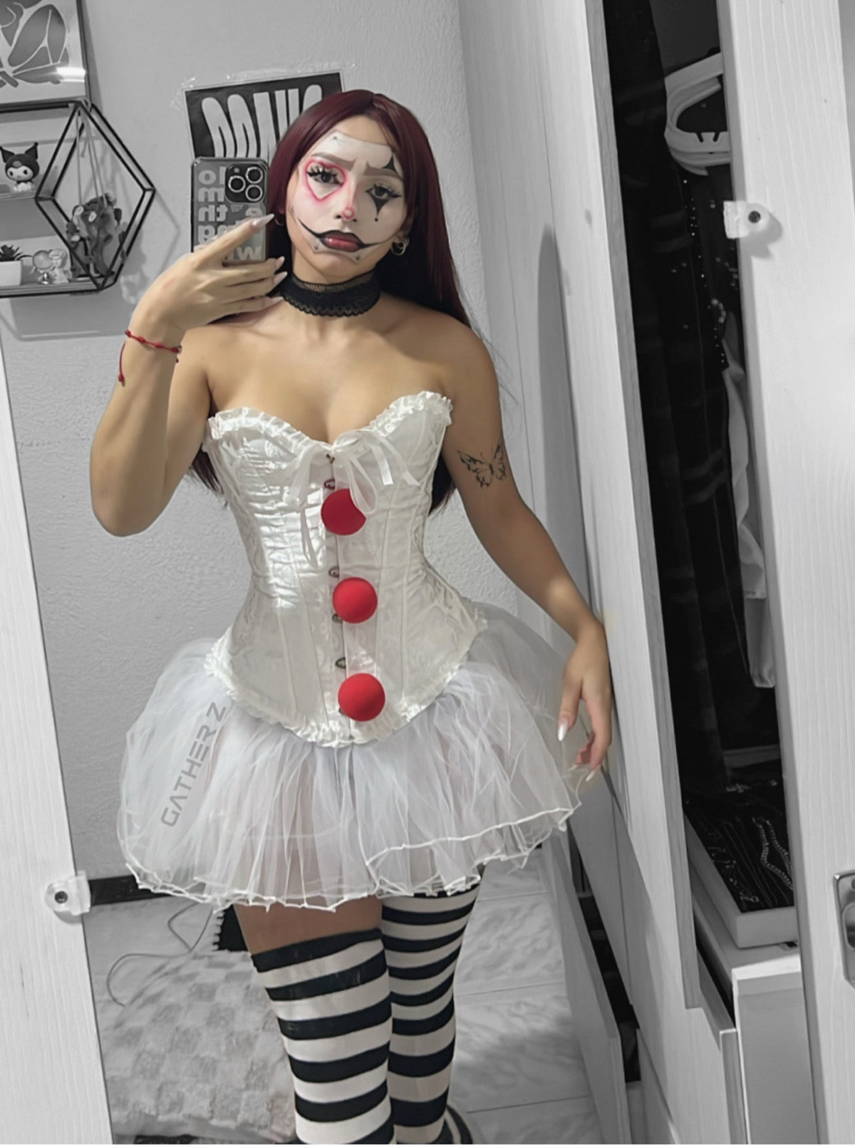 Disfraz payasa corset con pompones, medias y falda