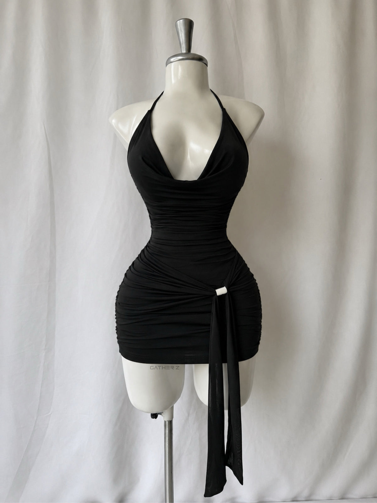 Vestido con hebilla metálica