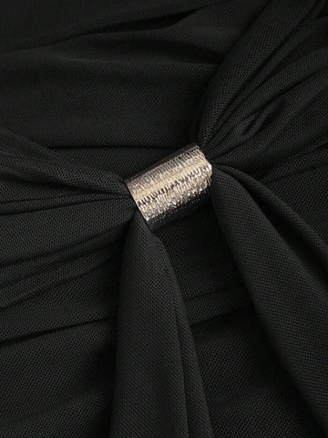 Vestido con hebilla metálica