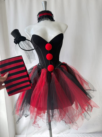 Disfraz payasa ref 02 (medias, sombrero, cuello, tutú , corset con pompones)