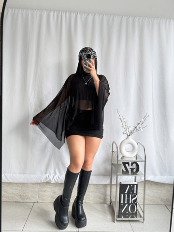Set capa con falda en malla (incluye top, capa y falda)