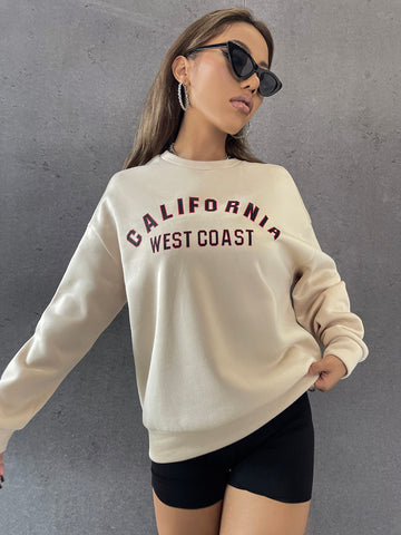 Pullover con estampado de letra de hombros caídos