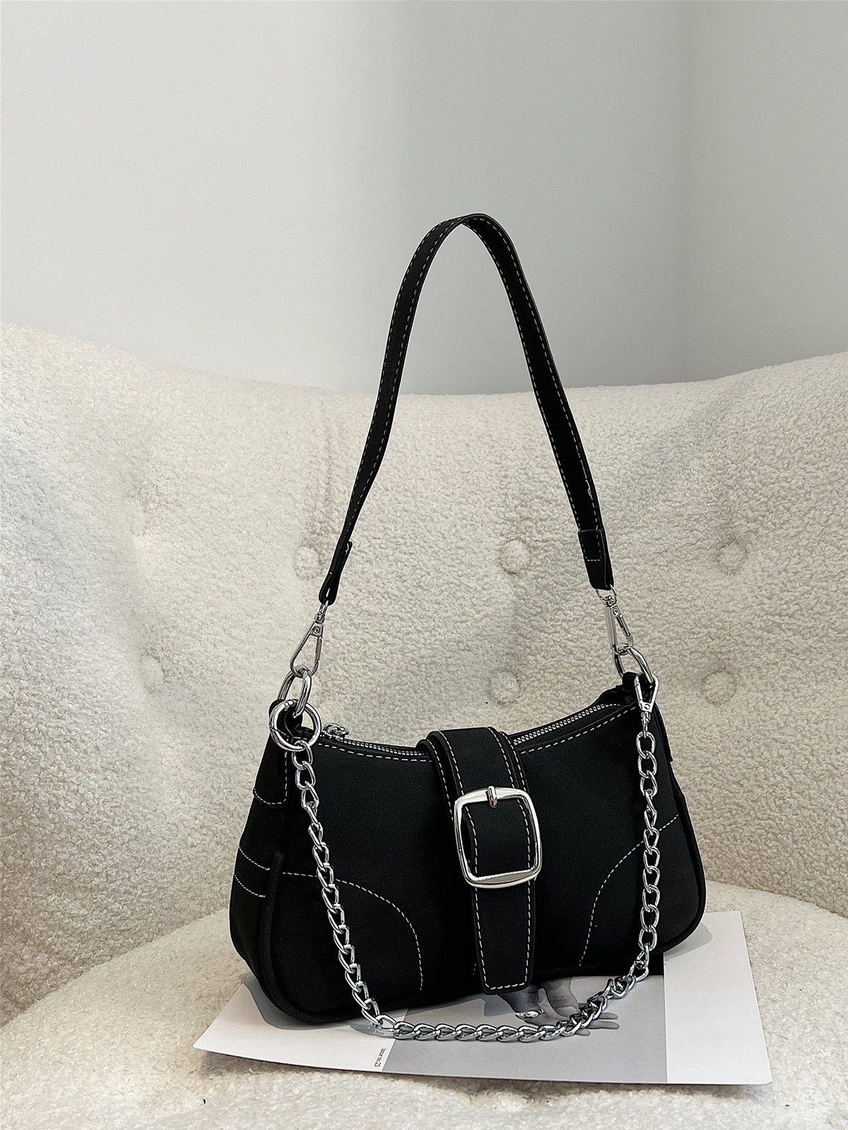 Bolso baguette de cadena con detalle de punto de decoración de hebilla