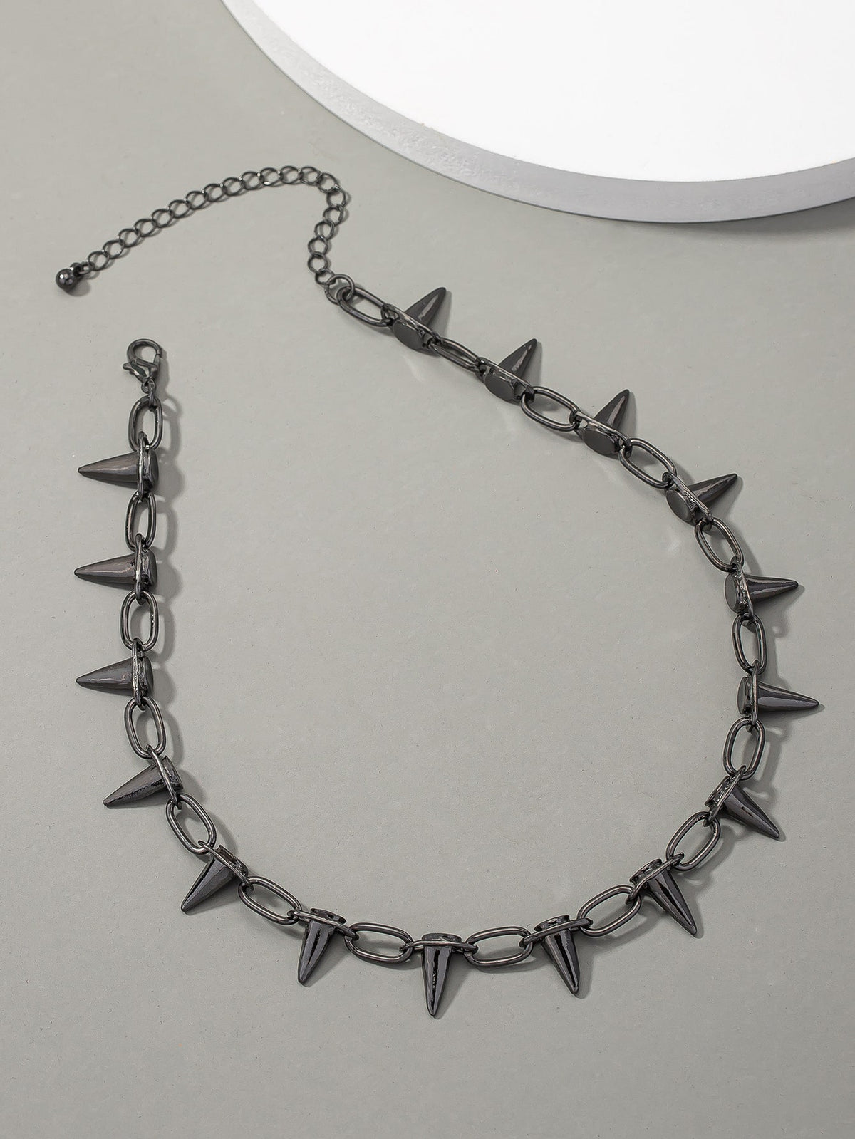 Collar de hombres con diseño de cono