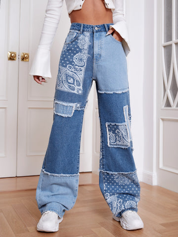 Jeans tipo boyfriend con estampado de paisley con estampado de retazo