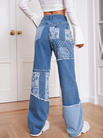 Jeans tipo boyfriend con estampado de paisley con estampado de retazo