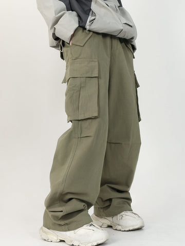 Pantalon cargo con bolsillo lateral con solapa