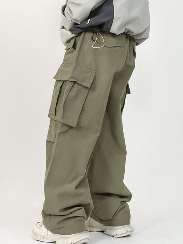 Pantalon cargo con bolsillo lateral con solapa